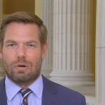 Eric Swalwell expone a Tucker Carlson al lanzar el intercambio de texto