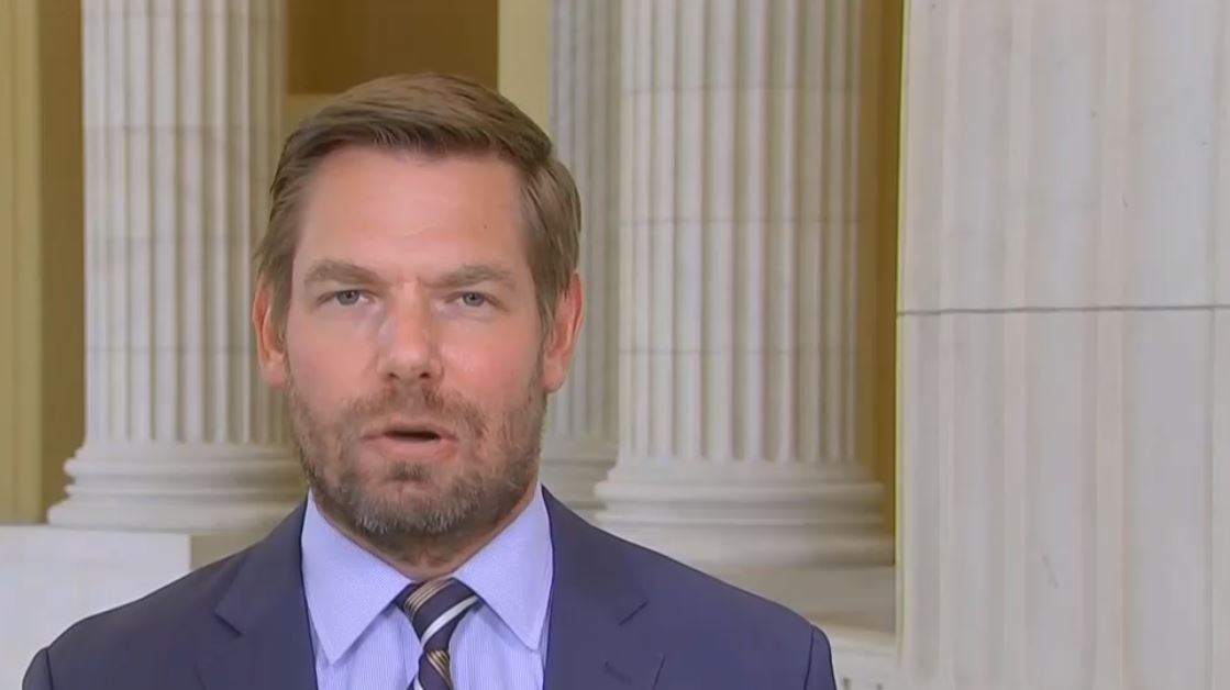 Eric Swalwell expone a Tucker Carlson al lanzar el intercambio de texto