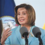 Asistente de Pelosi, funcionario de la Casa Blanca dio positivo en la prueba de Covid-19 después del contacto con demócratas de Texas