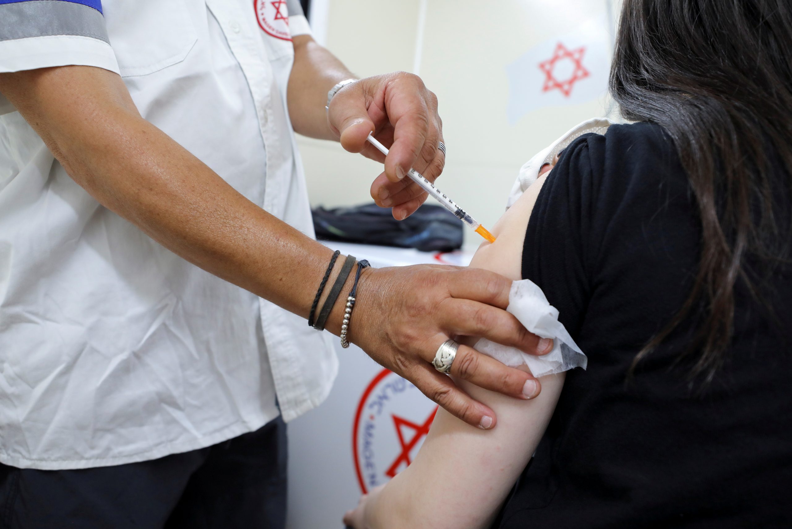 Un joven recibe una vacuna contra la enfermedad del coronavirus (COVID-19) en un centro de vacunación móvil, mientras Israel continúa luchando contra la propagación de la variante Delta, en Tel Aviv, Israel, el 6 de julio de 2021. REUTERS / Ammar Awad / File Photo