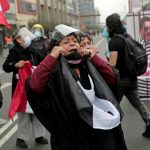 Una mujer grita consignas durante una protesta contra Pedro Castillo el día de la inauguración en Lima