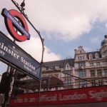 La entrada a la estación de metro de Westminster en Londres.