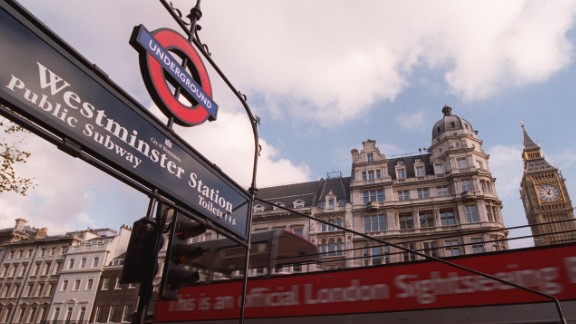 La entrada a la estación de metro de Westminster en Londres.