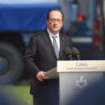 El presidente francés Francois Hollande pronuncia un discurso durante una visita a la Gendarmería de Calais, en el norte de Francia, el 26 de septiembre de 2016.