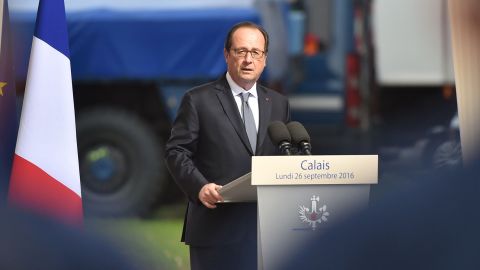 El presidente francés Francois Hollande pronuncia un discurso durante una visita a la Gendarmería de Calais, en el norte de Francia, el 26 de septiembre de 2016.