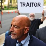 El amigo de Trump, Tom Barrack, se declara inocente de los cargos de cabildeo de los Emiratos Árabes Unidos