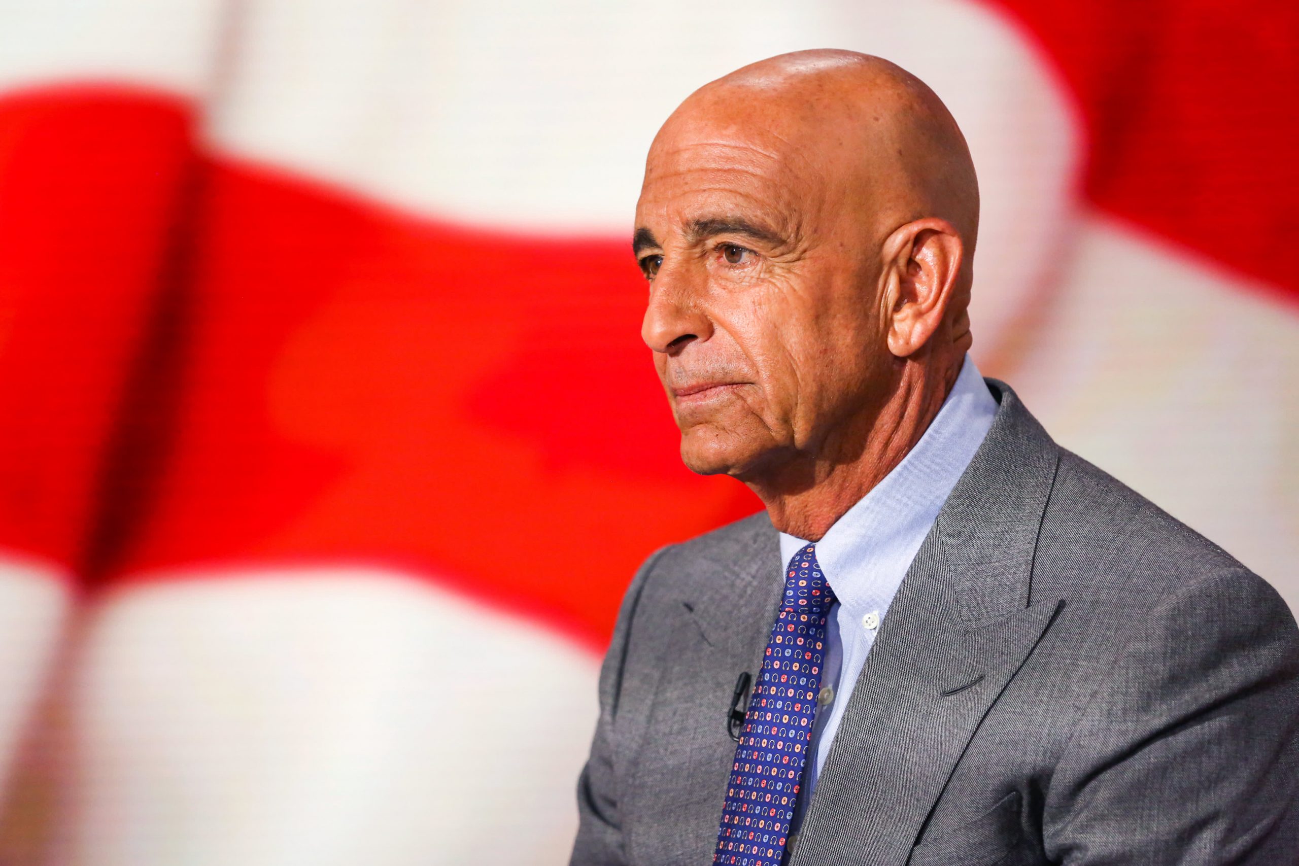 El arresto de Tom Barrack, amigo de Trump, pone el foco en los Emiratos Árabes Unidos