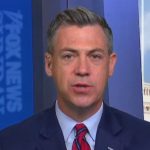 El representante Jim Banks admite el plan de Trump para socavar el comité 1/6