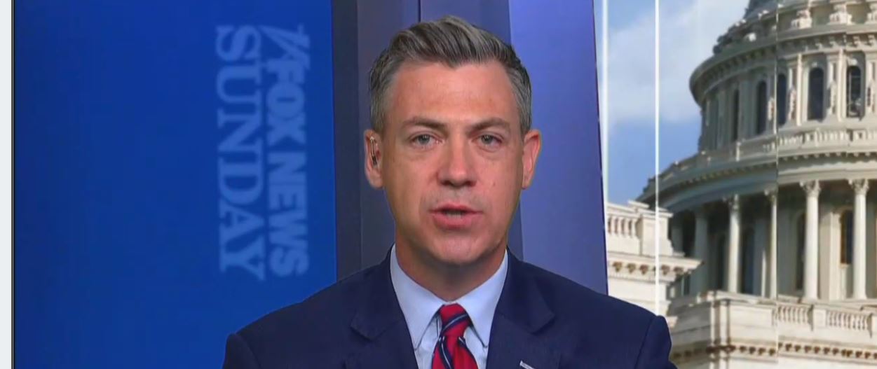 El representante Jim Banks admite el plan de Trump para socavar el comité 1/6