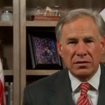 Greg Abbott se desquicia y grita que Biden es un mentiroso