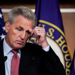 Kevin McCarthy no acepta bien a Adam Kinzinger como miembro del Comité 1/6