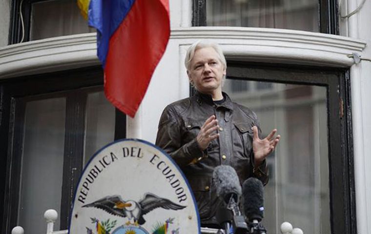 Assange pasó casi siete años en la embajada de Ecuador en Londres bajo el estatus de refugiado político.