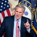 McCarthy amenaza con sacar a los miembros del Partido Republicano del comité de la Cámara de Representantes del 6 de enero después de que Pelosi rechazara a los aliados de Trump, Jordan y Banks