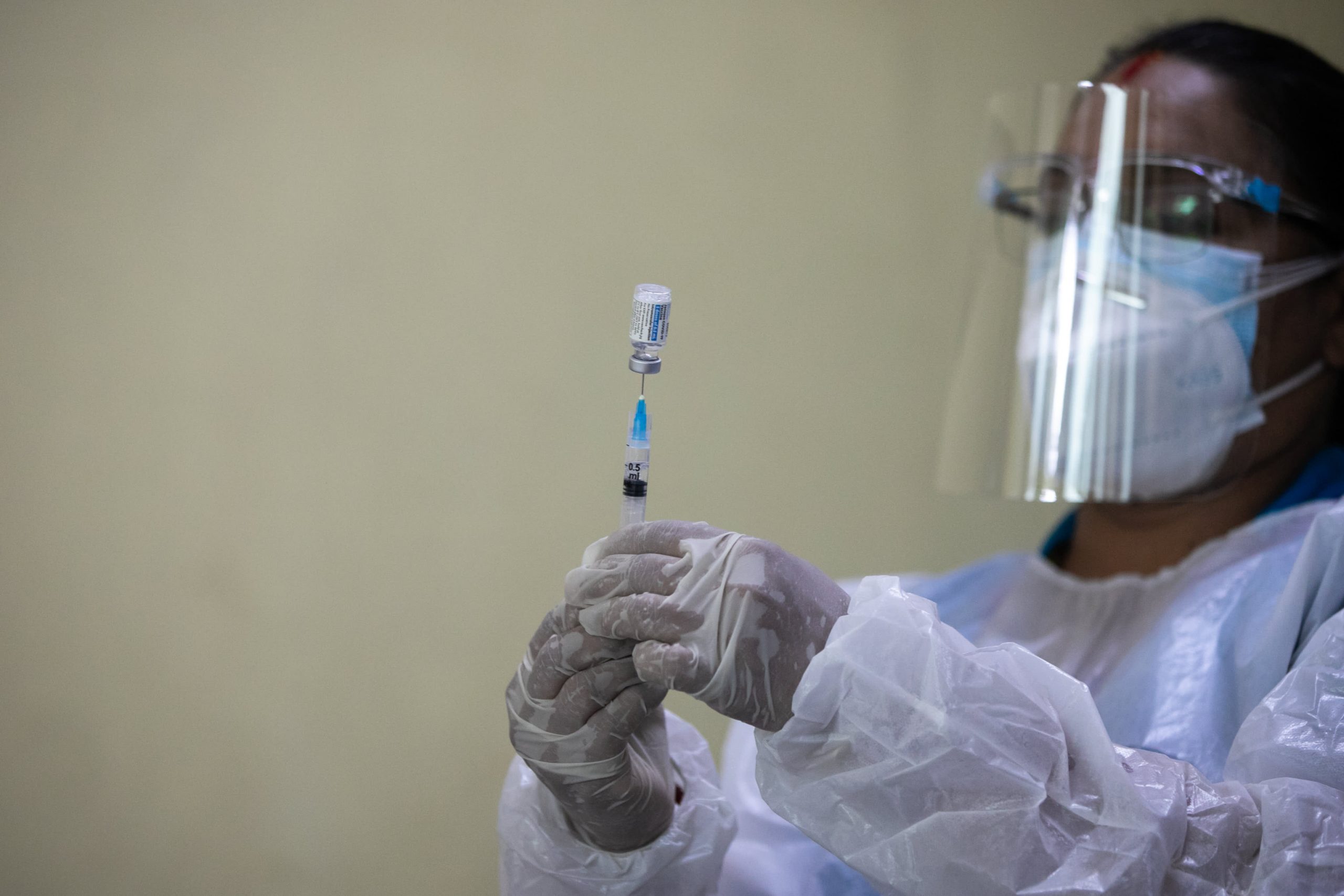 VA requerirá que los trabajadores de la salud reciban la vacuna Covid