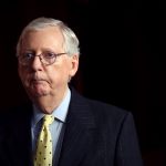 El líder de la minoría del Senado, Mitch McConnell, asiste a una conferencia de prensa.