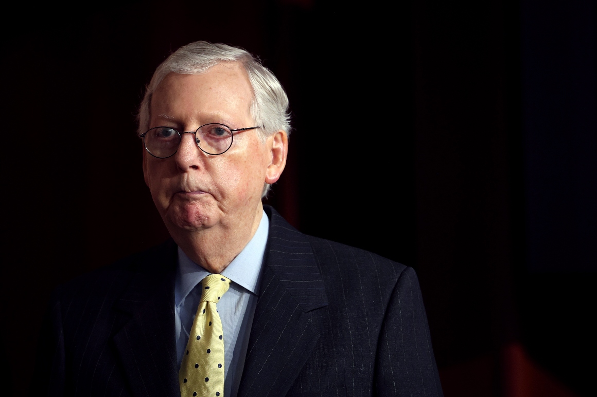 El líder de la minoría del Senado, Mitch McConnell, asiste a una conferencia de prensa.