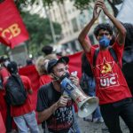 Opositores de Jair Bolsonaro, presidente de Brasil, participan en protesta contra su gobierno