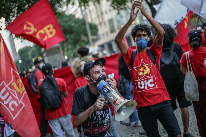 Opositores de Jair Bolsonaro, presidente de Brasil, participan en protesta contra su gobierno