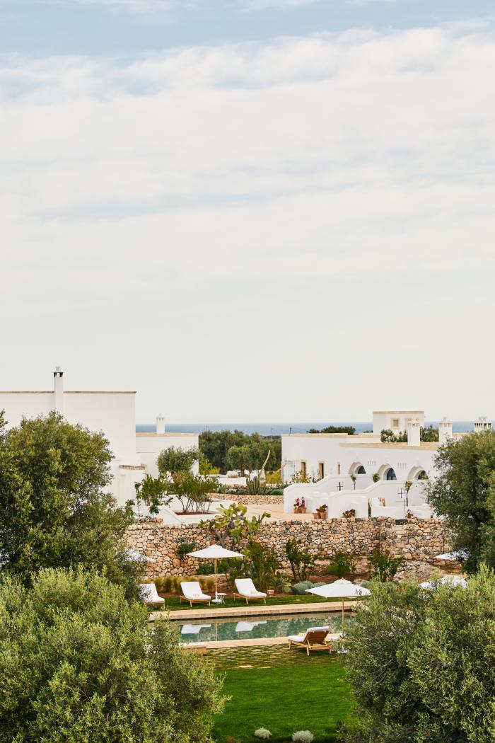 Masseria Calderisi se encuentra a pocos minutos en coche de la playa, donde tiene su propio club privado.