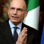 El primer ministro italiano, Enrico Letta, da una conferencia de prensa para presentar un documento llamado 'compromiso de Italia' con sus propuestas en la oficina gubernamental del Palacio Chigi en Roma el 12 de febrero de 2014.