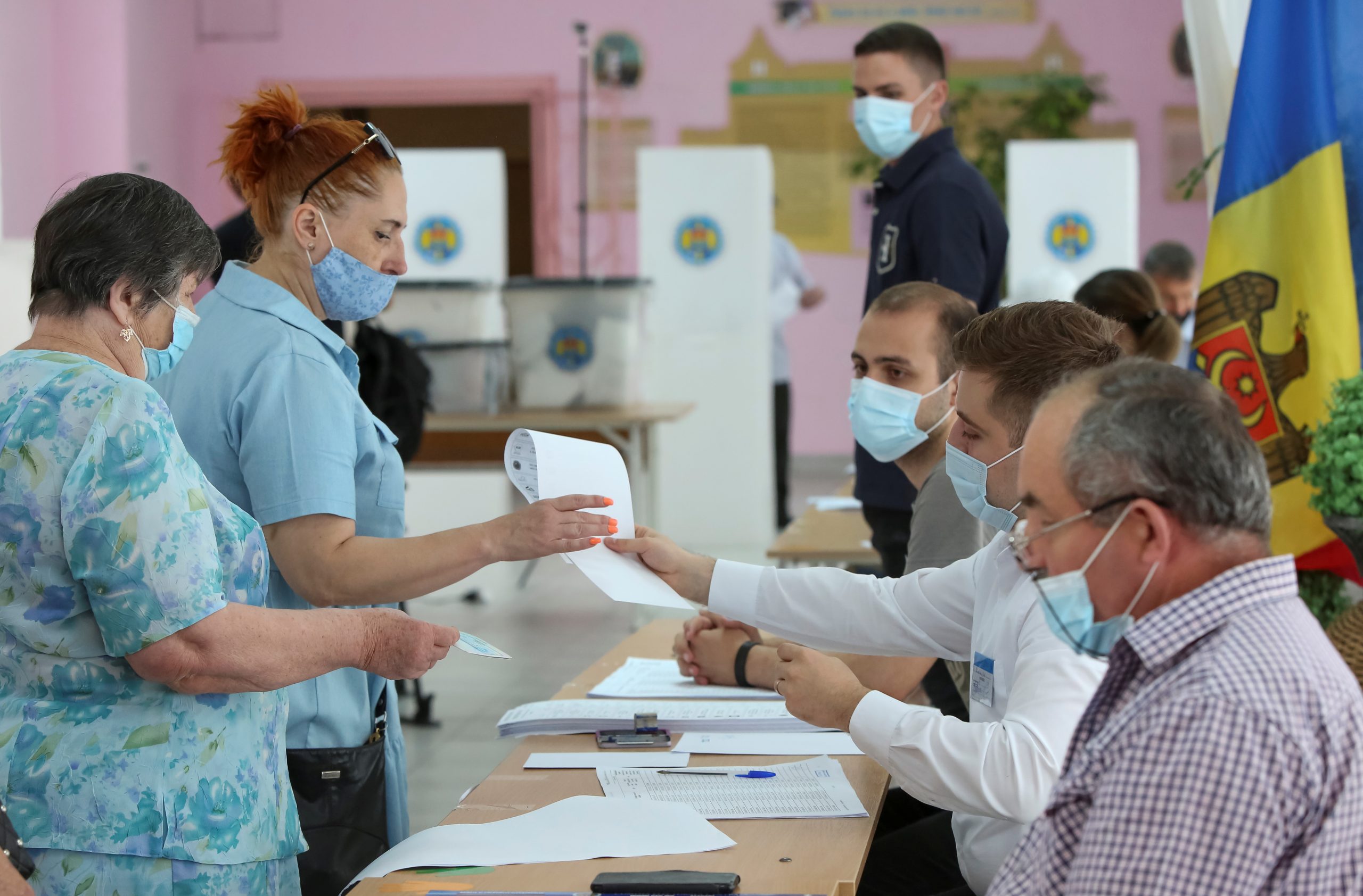 Personas hacen cola para recibir boletas durante una votación en una elección parlamentaria anticipada, en Chisinau, Moldavia, el 11 de julio de 2021. REUTERS / Vladislav Culiomza