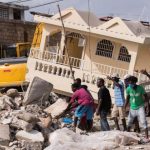 También se ha informado de que haitianos desesperados roban suministros de los convoyes de ayuda.