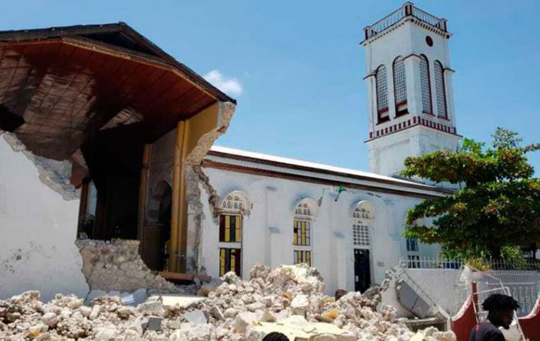 Henry explicó que debido al momento en que ocurrió el terremoto, había mucha gente apiñada en las iglesias.