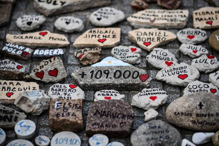 Se colocaron piedras con los nombres de las víctimas de Covid fuera de la Casa Rosada