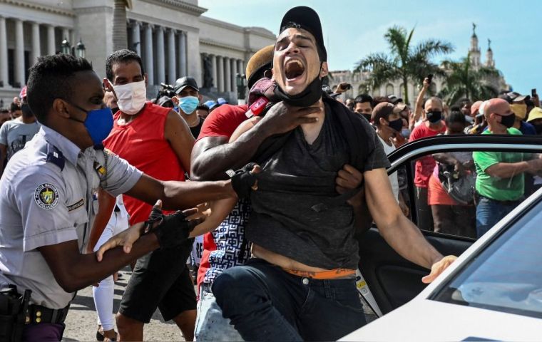 El pueblo cubano salió a las calles a protestar exigiendo alimentos, medicinas y el fin de la dictadura