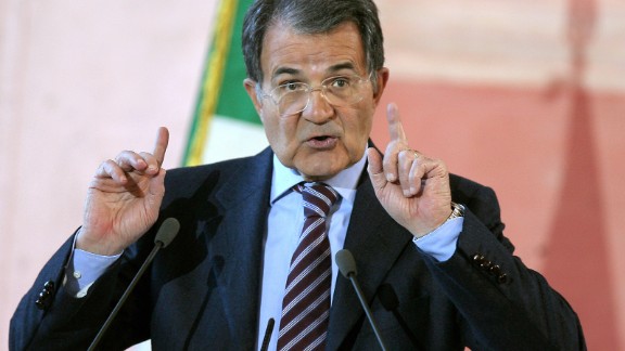 El primer ministro italiano Romano Prodi hace gestos durante su conferencia de prensa de fin de año en Villa Madama en Roma el 27 de diciembre de 2007.