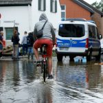 Un ciclista conduce por una calle inundada tras las fuertes lluvias en Erftstadt-Blessem, Alemania, el 16 de julio de 2021. REUTERS / Thilo Schmuelgen