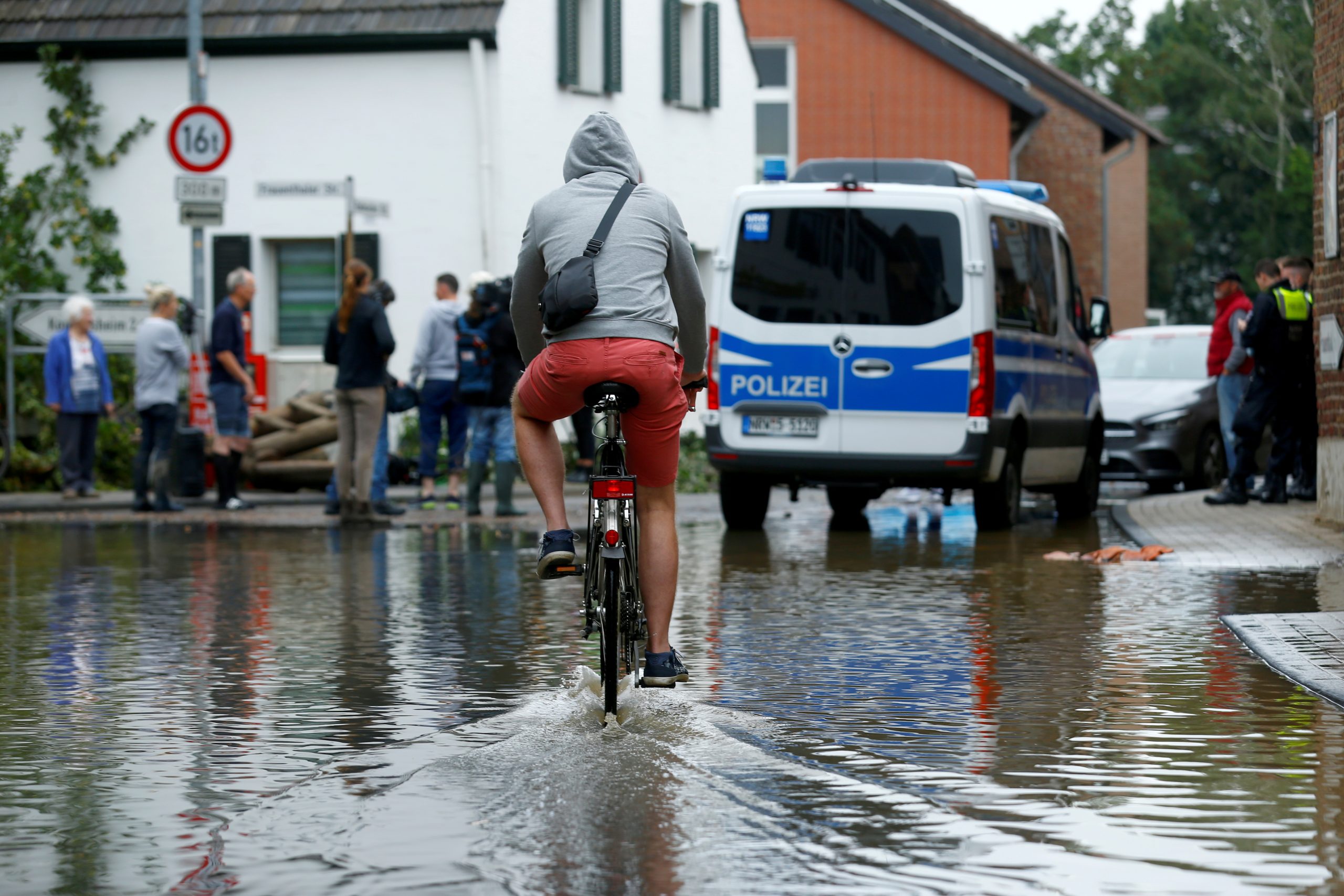 Un ciclista conduce por una calle inundada tras las fuertes lluvias en Erftstadt-Blessem, Alemania, el 16 de julio de 2021. REUTERS / Thilo Schmuelgen