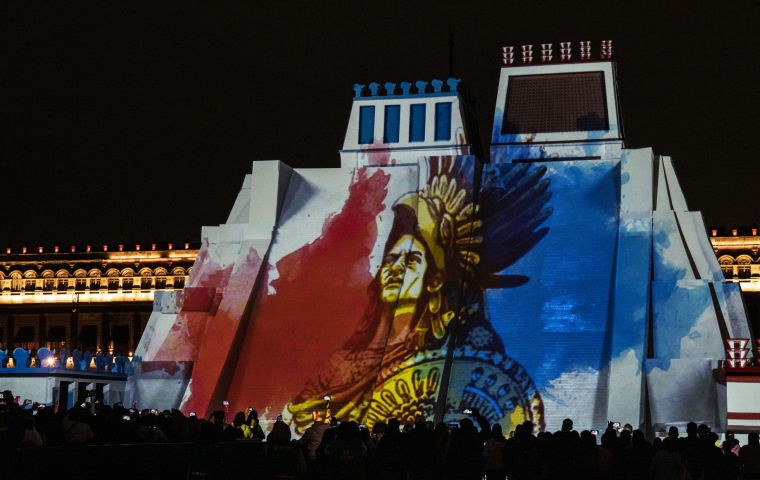 La capital del imperio azteca, Tenochtitlan, cayó en manos de los invasores después de un largo asedio, y en su lugar se convirtió en la Ciudad de México.