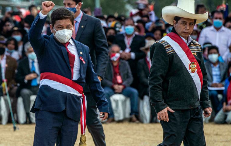 El presidente Pedro Castillo con su propuesta de primer ministro Bellido (izq.) Que debe enfrentarse y obtener la aprobación del Congreso el 26 de agosto