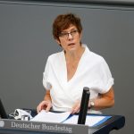 La ministra de Defensa alemana, Annegret Kramp-Karrenbauer, habla durante la última sesión de la cámara baja del parlamento Bundestag antes de las elecciones federales, en Berlín, Alemania, el 23 de junio de 2021. REUTERS / Michele Tantussi / File Photo