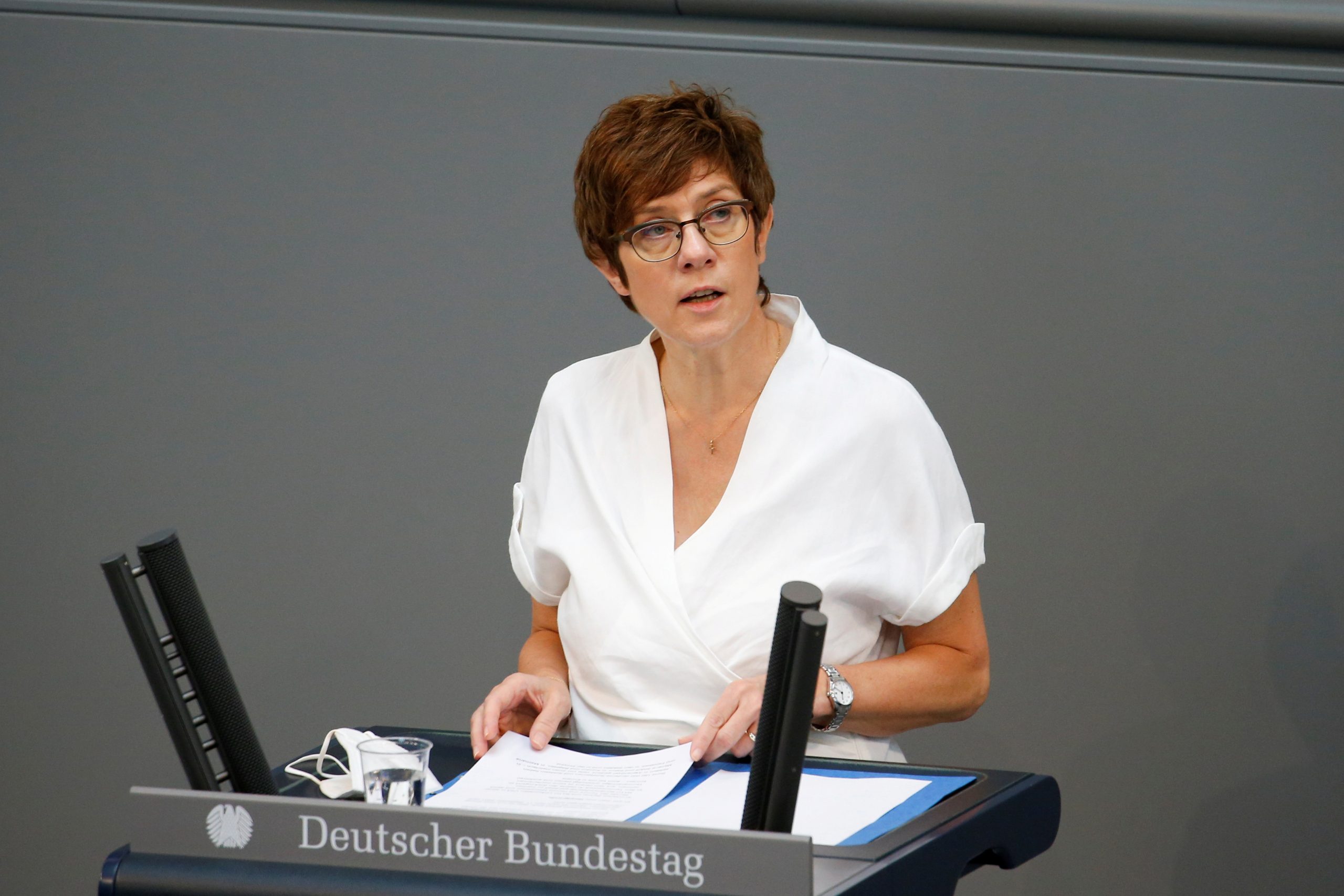 La ministra de Defensa alemana, Annegret Kramp-Karrenbauer, habla durante la última sesión de la cámara baja del parlamento Bundestag antes de las elecciones federales, en Berlín, Alemania, el 23 de junio de 2021. REUTERS / Michele Tantussi / File Photo