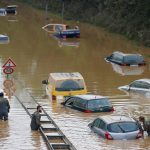 Los miembros de las fuerzas de la Bundeswehr, rodeados por automóviles parcialmente sumergidos, atraviesan el agua de la inundación después de las fuertes lluvias en Erftstadt-Blessem, Alemania, el 17 de julio de 2021. REUTERS / Thilo Schmuelgen