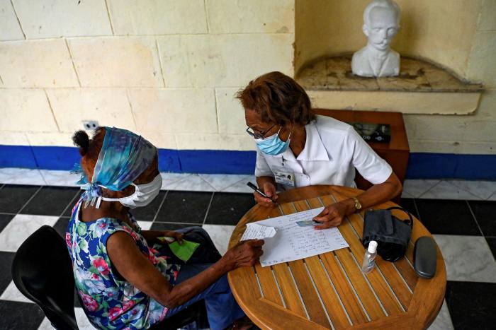 Una enfermera habla con una anciana luego de ser inoculada con la vacuna cubana Abdala