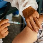 Algunos uruguayos ya están tomando una tercera dosis de vacuna