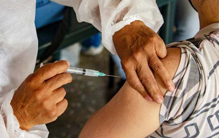 Algunos uruguayos ya están tomando una tercera dosis de vacuna