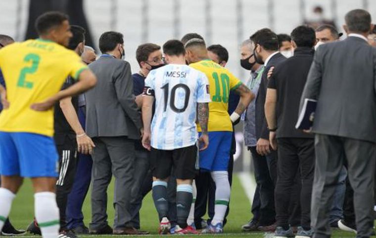 “Llevamos aquí tres días y ¿has tenido que esperar hasta ahora para venir y hacer esto?”, Protestó Messi.