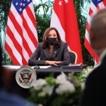 La vicepresidenta de Estados Unidos, Kamala Harris, asiste a una mesa redonda en Gardens by the Bay en Singapur antes de partir hacia Vietnam en la segunda etapa de su viaje a Asia, el 24 de agosto de 2021. REUTERS / Evelyn Hockstein / Pool