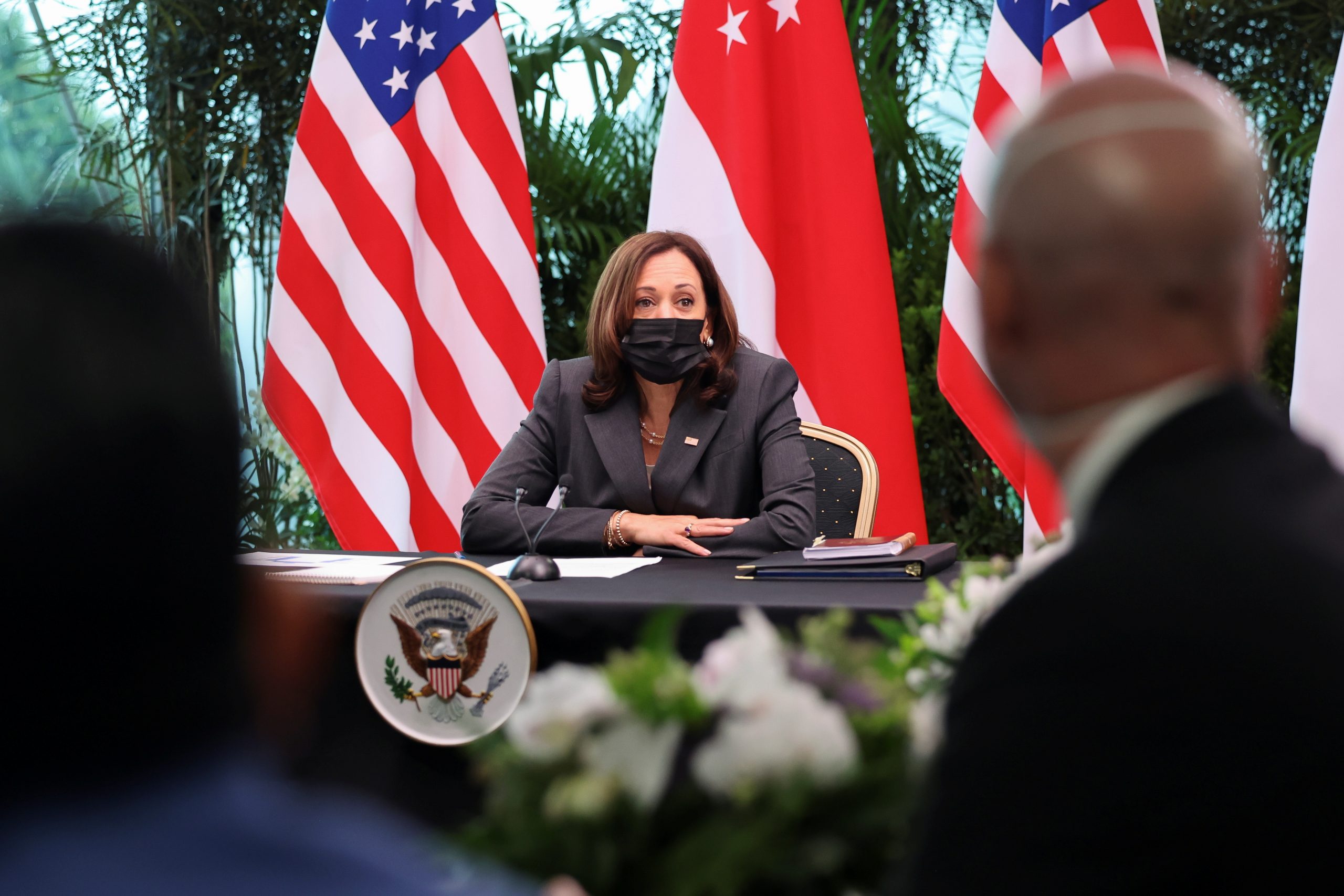 La vicepresidenta de Estados Unidos, Kamala Harris, asiste a una mesa redonda en Gardens by the Bay en Singapur antes de partir hacia Vietnam en la segunda etapa de su viaje a Asia, el 24 de agosto de 2021. REUTERS / Evelyn Hockstein / Pool