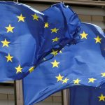 Las banderas de la Unión Europea ondean fuera de la sede de la Comisión de la UE en Bruselas, Bélgica, el 5 de mayo de 2021. REUTERS / Yves Herman