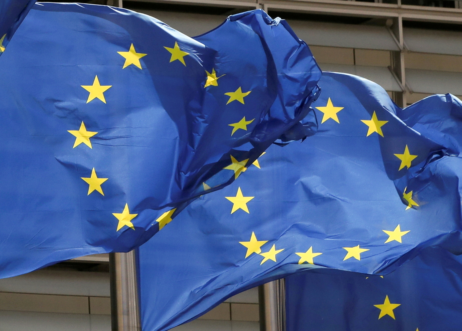 Las banderas de la Unión Europea ondean fuera de la sede de la Comisión de la UE en Bruselas, Bélgica, el 5 de mayo de 2021. REUTERS / Yves Herman