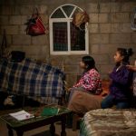 Dos niñas miran las clases que el gobierno mexicano transmite por televisión
