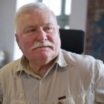 El ex presidente polaco y premio Nobel de la Paz Lech Walesa escucha mientras habla con periodistas en su oficina el 20 de junio de 2012 en Gdansk, Polonia.