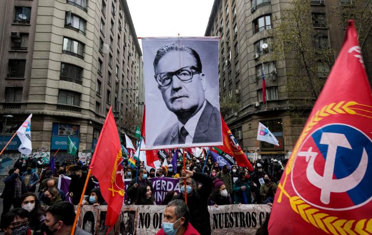 La tradicional marcha en la capital chilena recordando el golpe incendió un autobús, apedreó otros medios de transporte público, levantó barricadas y luchó con los Carabineros