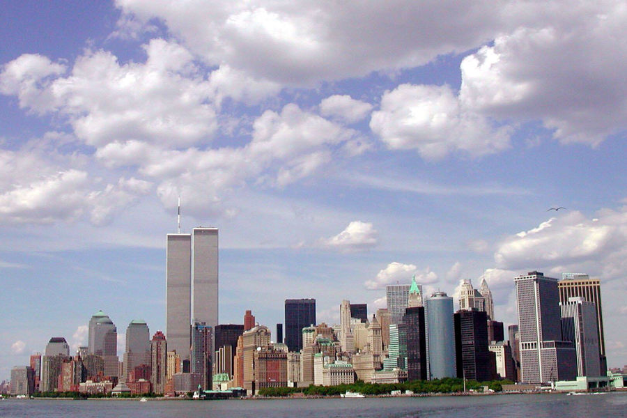 Vista de & nbsp; Manhattan y las torres del World Trade Center en & nbsp; Nueva York.  Foto tomada en el verano de 2001.