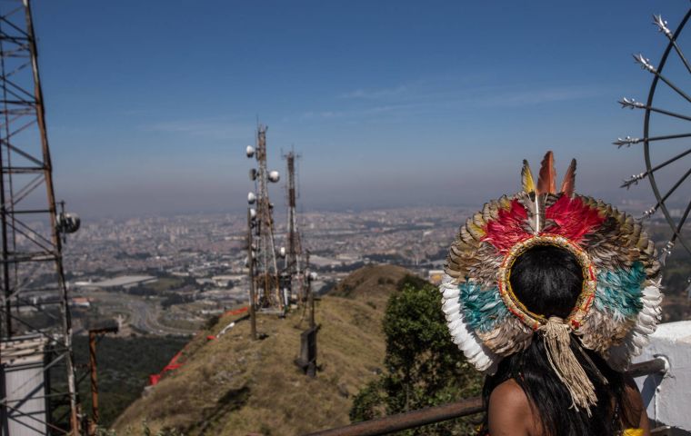 Se cree que se hablan más de 250 idiomas en todo Brasil, de los cuales 180 pertenecen a pueblos indígenas.